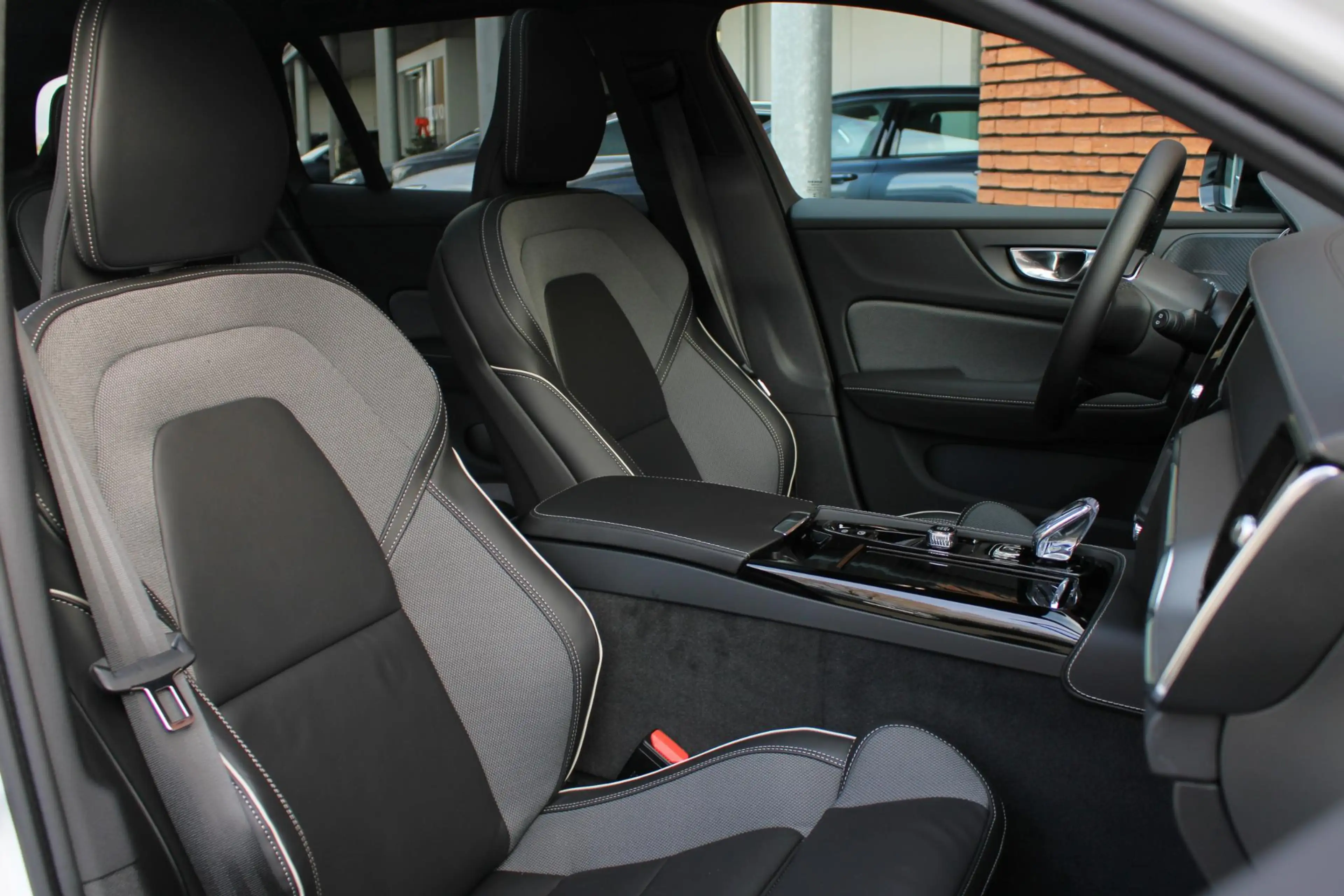 Volvo V60 2.0 T6 Plug-in hybrid AWD Ultra Dark | Panoramisch — photo 3