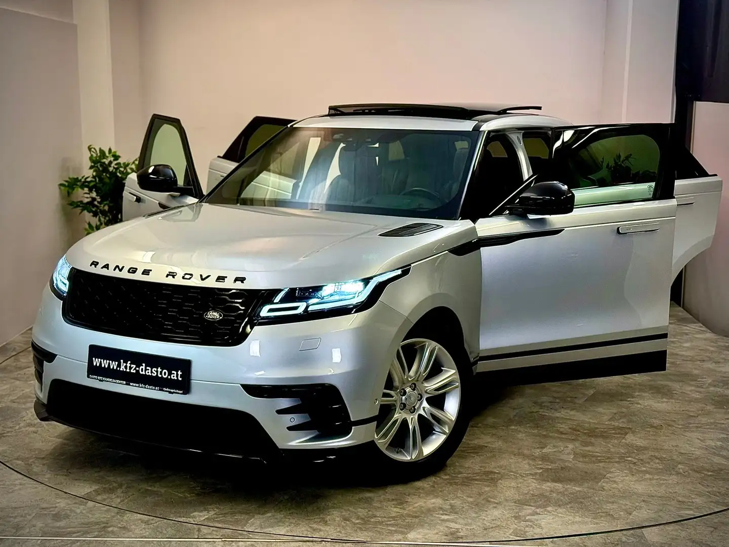 Land Rover Range Rover Velar R-Dynamic /// 300 // MATRIX /// PANO /// YOLO /// Argintiu - 1