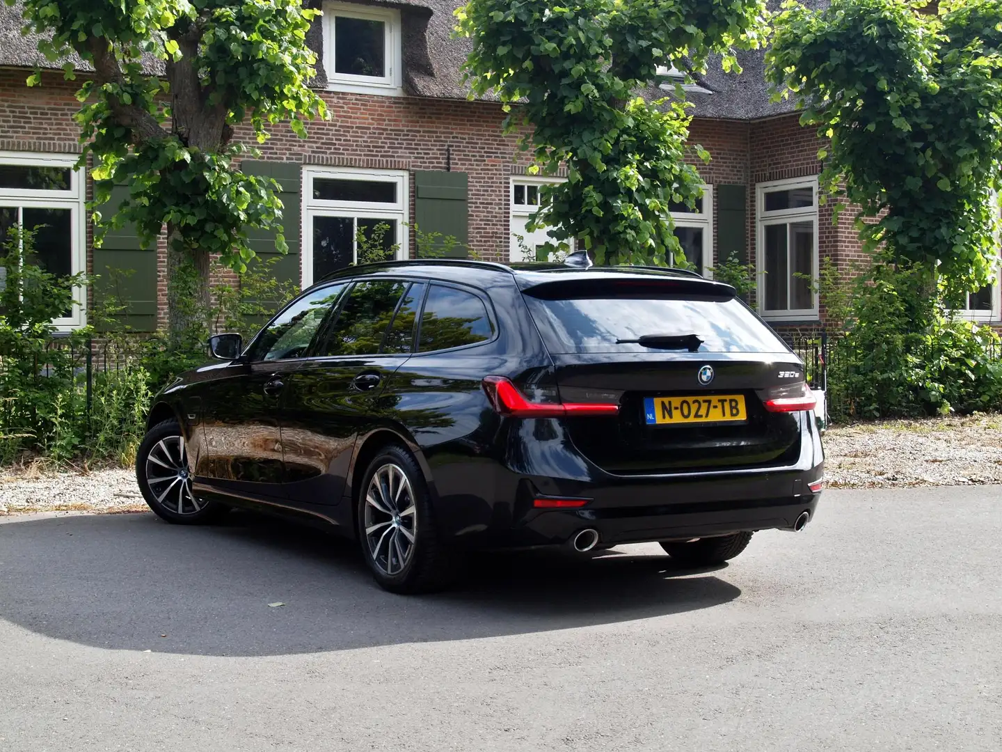 BMW 320 3-serie Touring 320e Business Edition Plus | Apple Zwart - 2