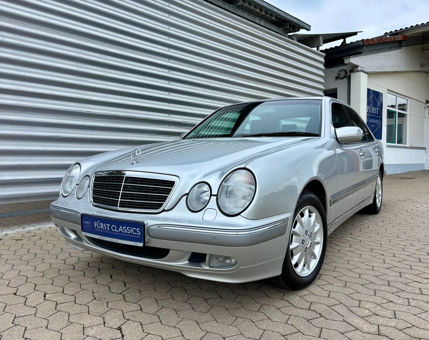 Mercedes-Benz E 320 E-Klasse 4-Matic Elegance XENON LEDER SCHIEBEDACH Zilver - 2
