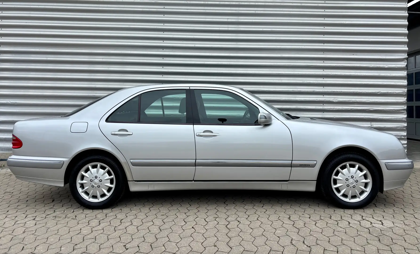 Mercedes-Benz E 320 E-Klasse 4-Matic Elegance XENON LEDER SCHIEBEDACH Zilver - 1