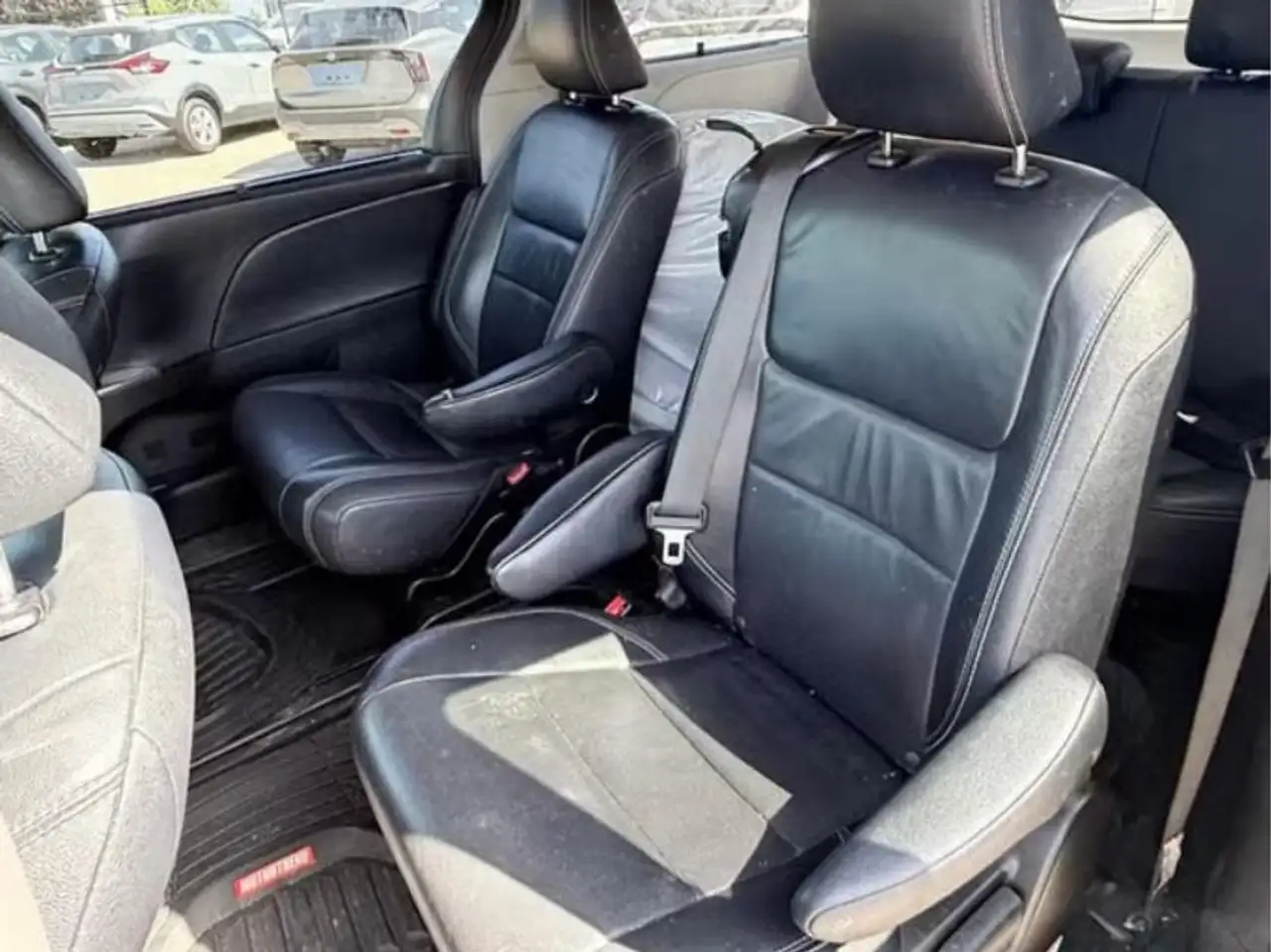 Toyota Sienna снимка Toyota Sienna