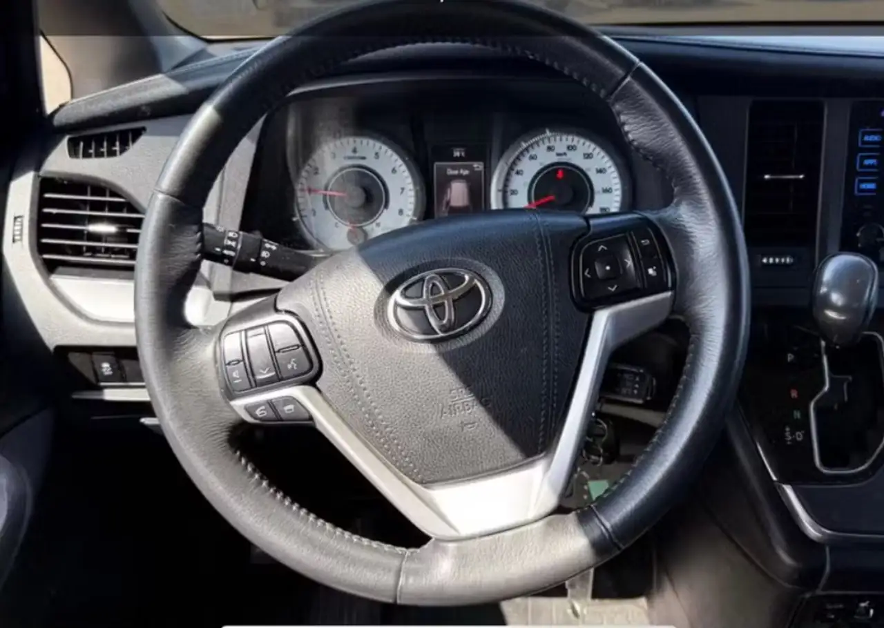 Toyota Sienna снимка Toyota Sienna