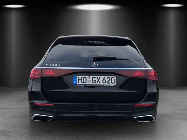 Mercedes-Benz 220 view 4