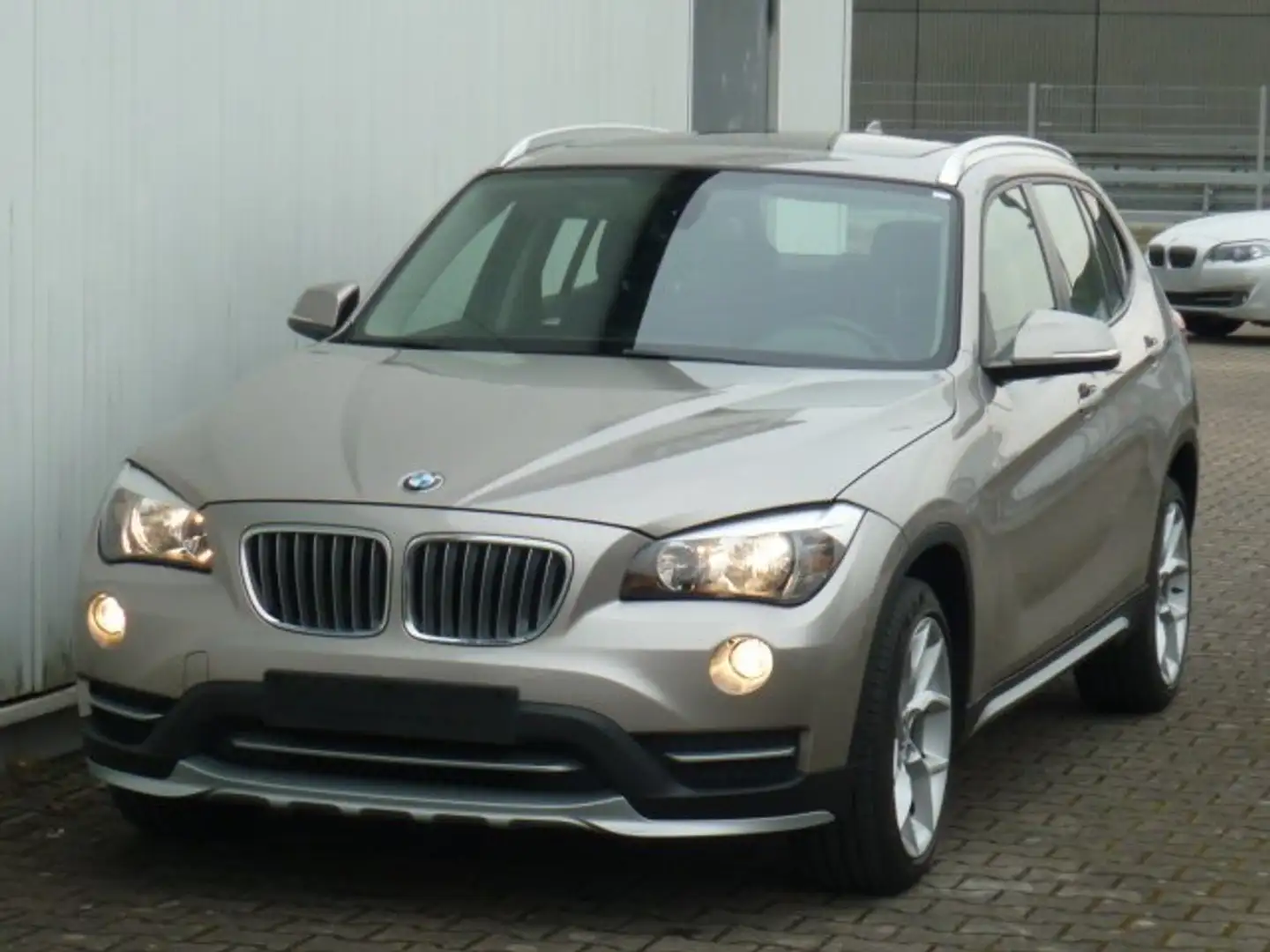 BMW X1 sDrive18i,1.Hd. Klima Leder P-Dach ALU SHZ MFL PD Argent - 1