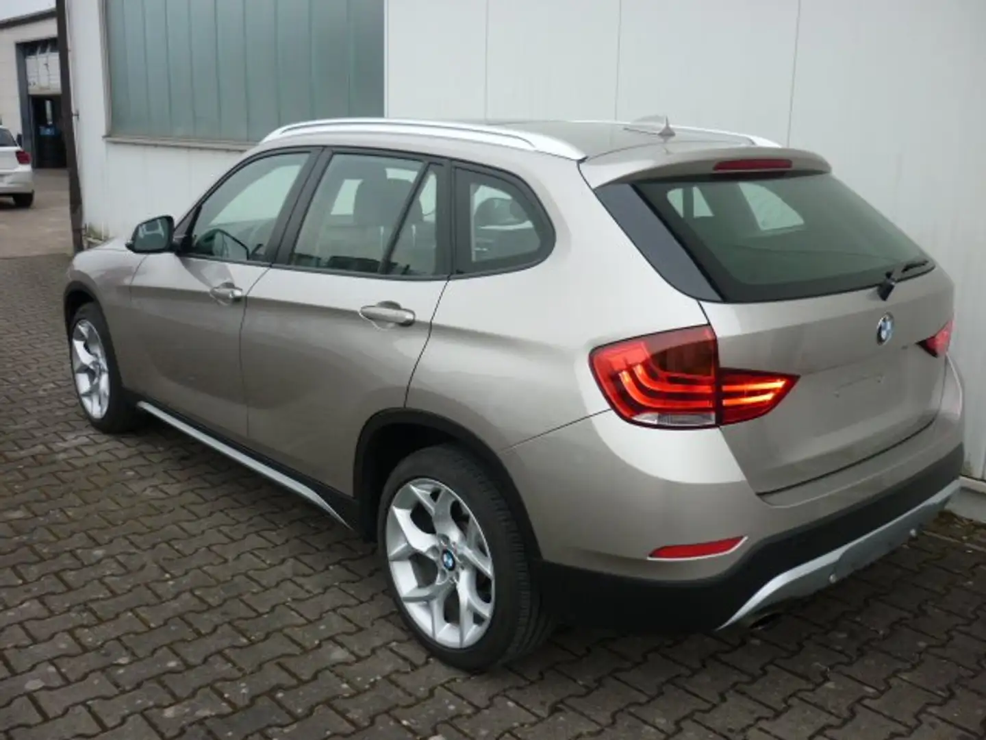 BMW X1 sDrive18i,1.Hd. Klima Leder P-Dach ALU SHZ MFL PD Argent - 2
