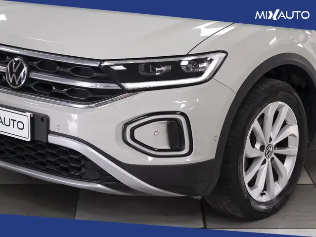 Volkswagen T-Roc view 9