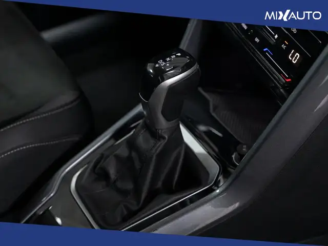 Volkswagen T-Roc view 12