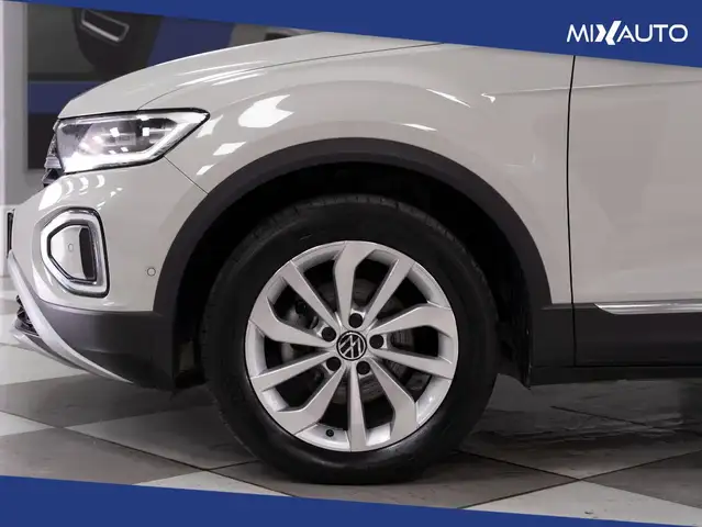 Volkswagen T-Roc view 8