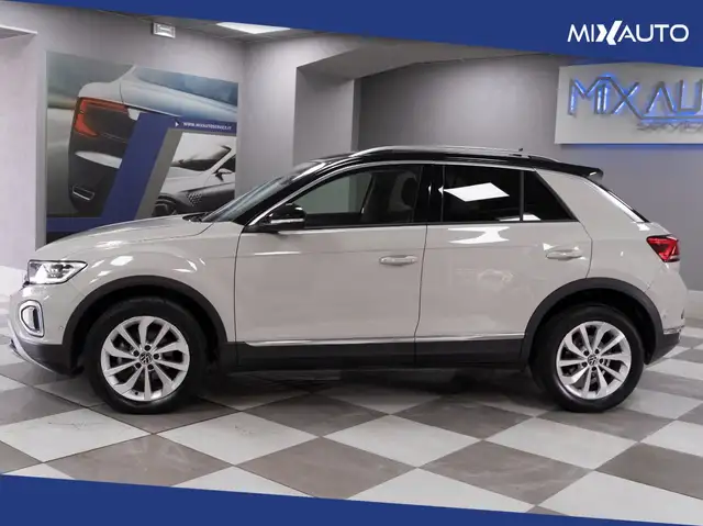 Volkswagen T-Roc view 3