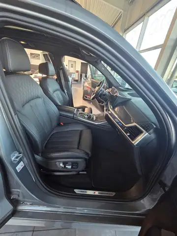 BMW X7 view 14