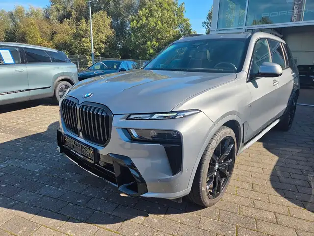 BMW X7 view 5