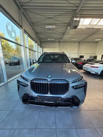 BMW X7 view 4