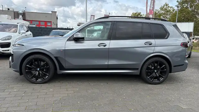 BMW X7 view 2