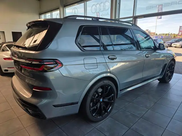 BMW X7 view 8