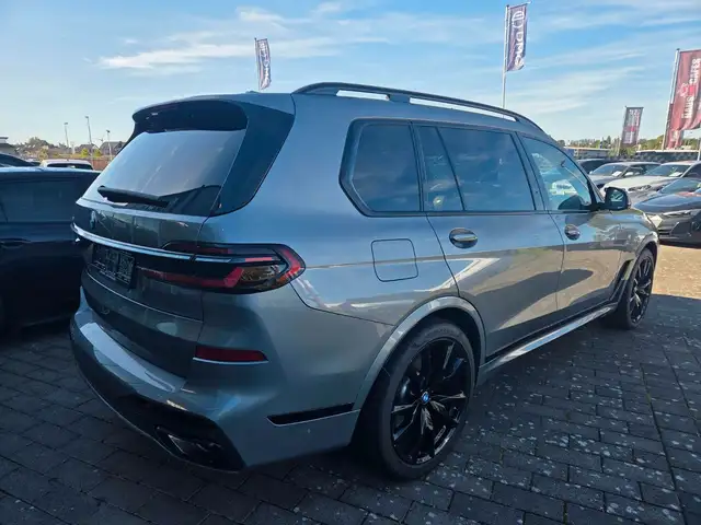BMW X7 view 7