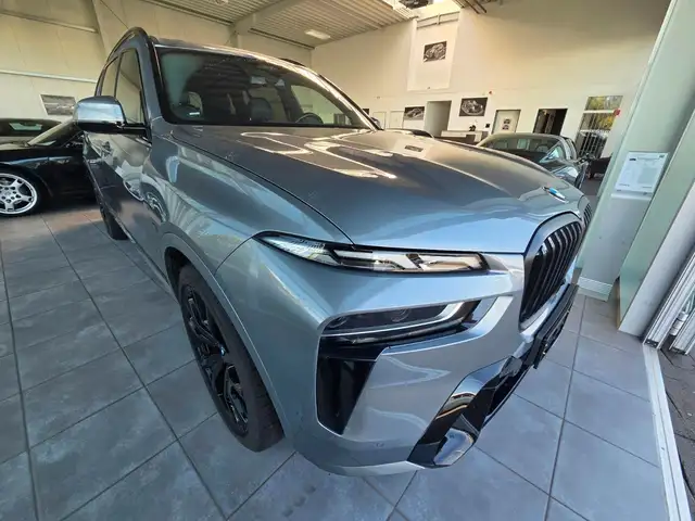 BMW X7 view 3