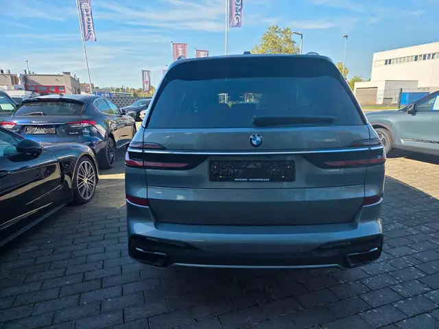 BMW X7 view 6