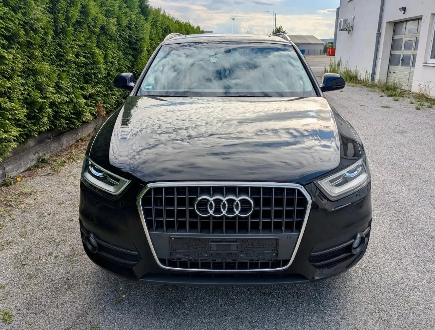 Audi Q3 *2.Hand*Automatik*AHK*Pano* Schwarz - 1