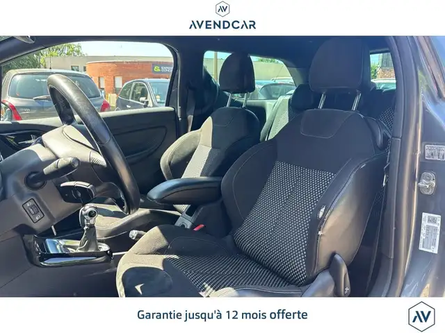 DS Automobiles DS 3 view 6