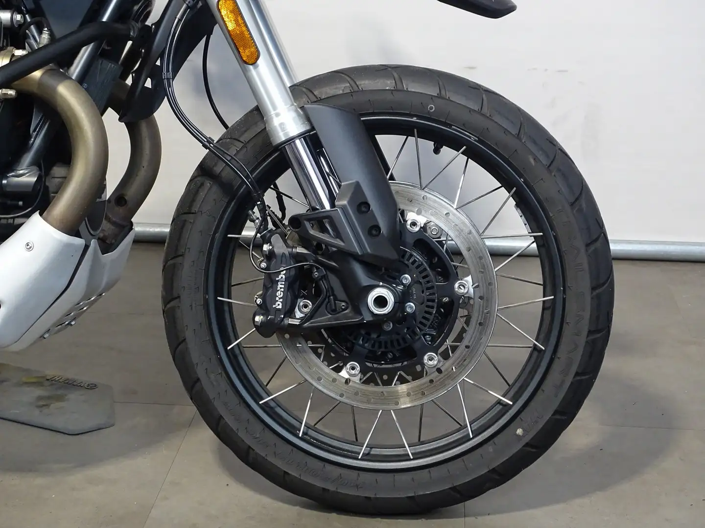 Moto Guzzi V 85 TT Zwart - 2