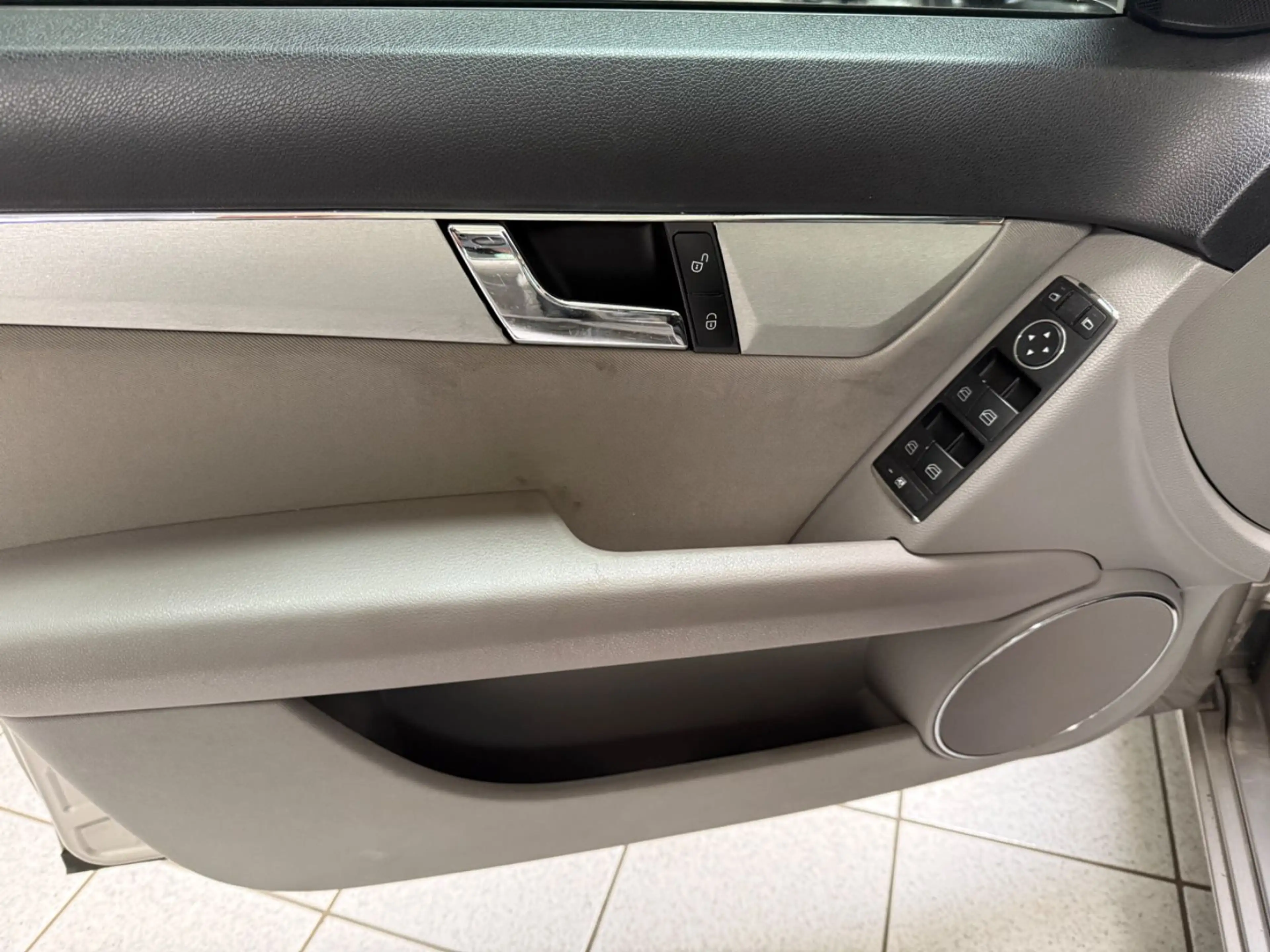 Mercedes-Benz C 220 C Limousine*AHK*Navi* — photo 13