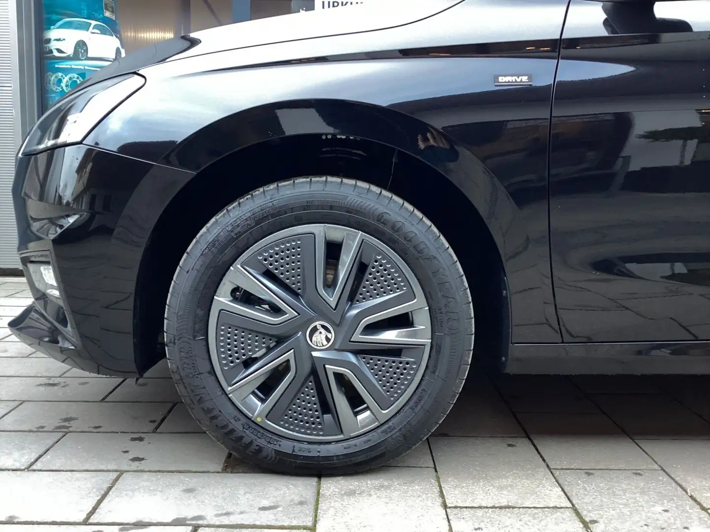 Skoda Fabia 1,0 TSI Drive LED+ACC+VZE+ALU 16" Schwarz - 2