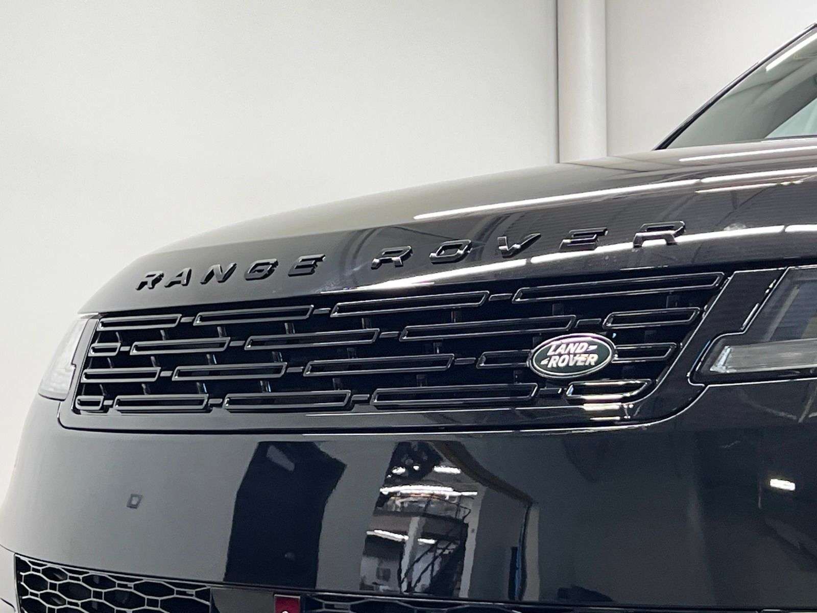 2026 Land Rover Range Rover Sport P400 Dynamic HSE alt 3