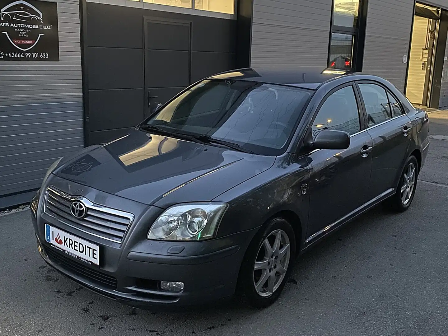 Toyota Avensis 2,0 D4-D Linea Sol Grau - 1