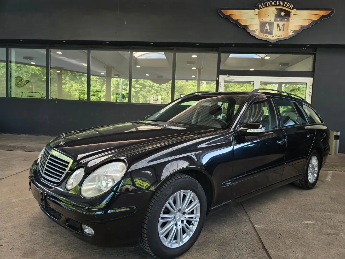 Mercedes-Benz E 200 T Kompressor AUTOMATIK XENON/NAVI/AHK Schwarz - 1