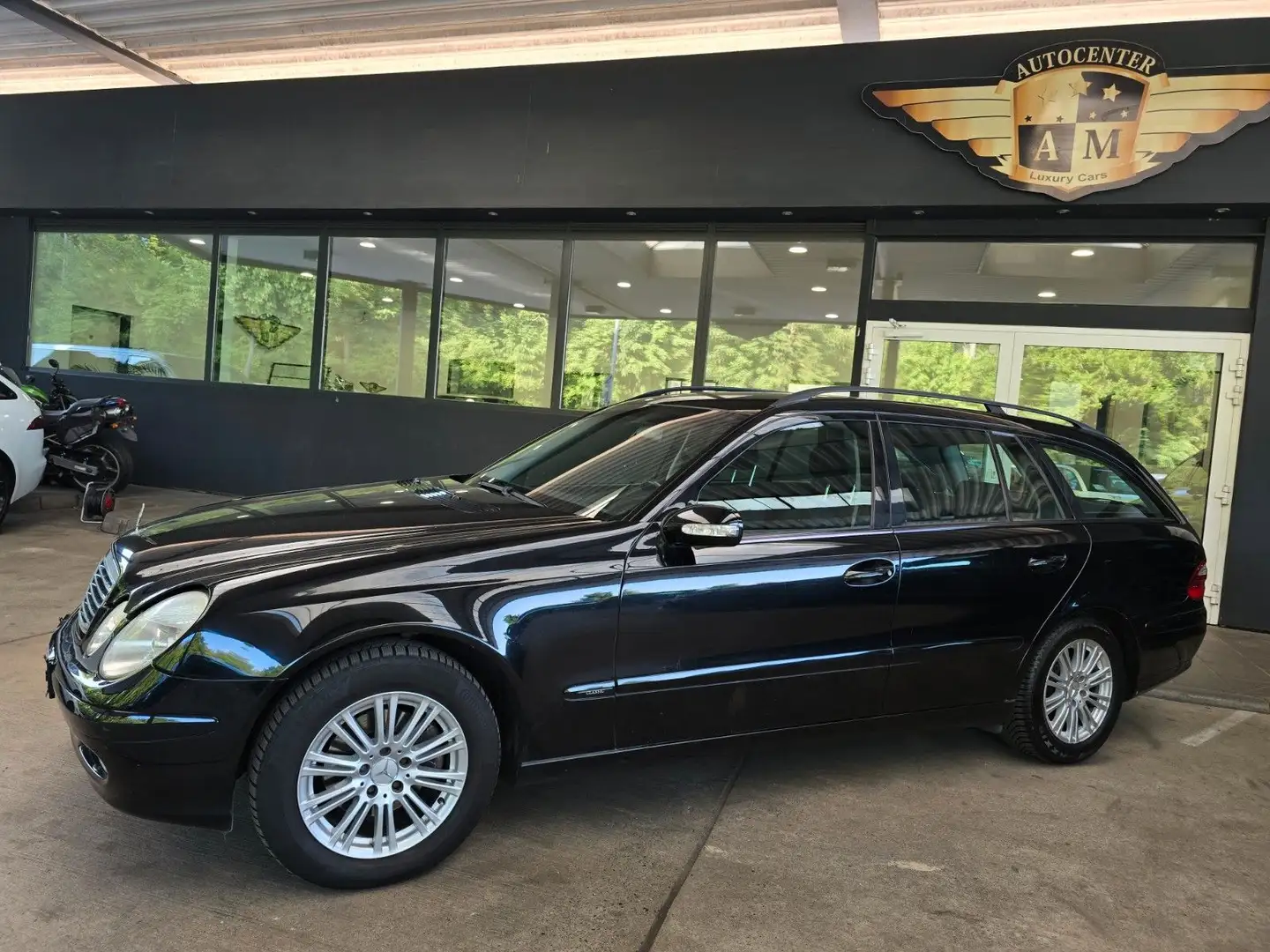 Mercedes-Benz E 200 T Kompressor AUTOMATIK XENON/NAVI/AHK Schwarz - 2