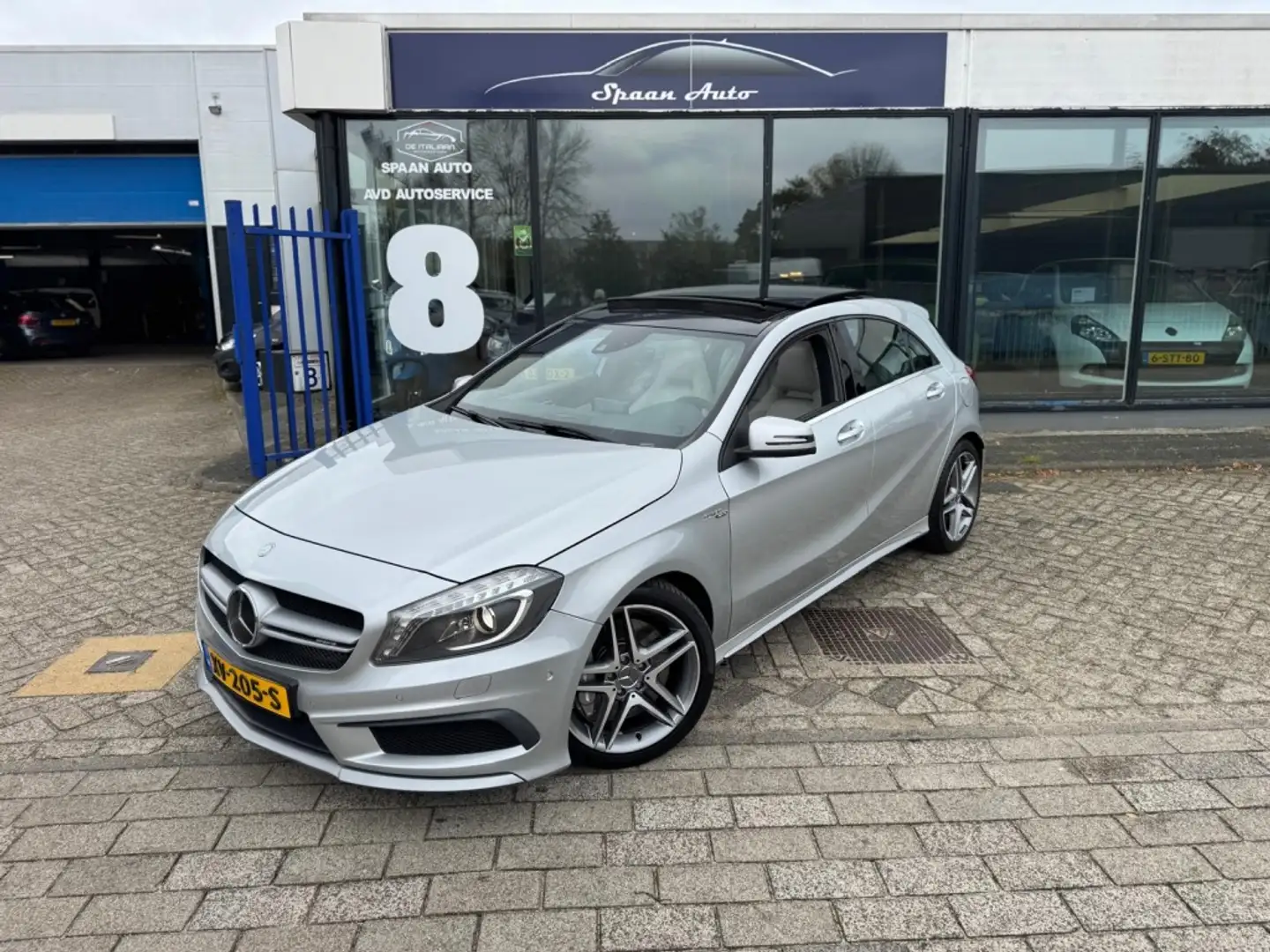 Mercedes-Benz A 45 AMG 4MATIC+ | PANO | AUT 7 | CLIMATE | CAMERA Grijs - 2