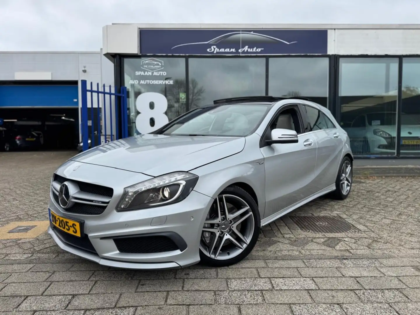 Mercedes-Benz A 45 AMG 4MATIC+ | PANO | AUT 7 | CLIMATE | CAMERA Grijs - 1