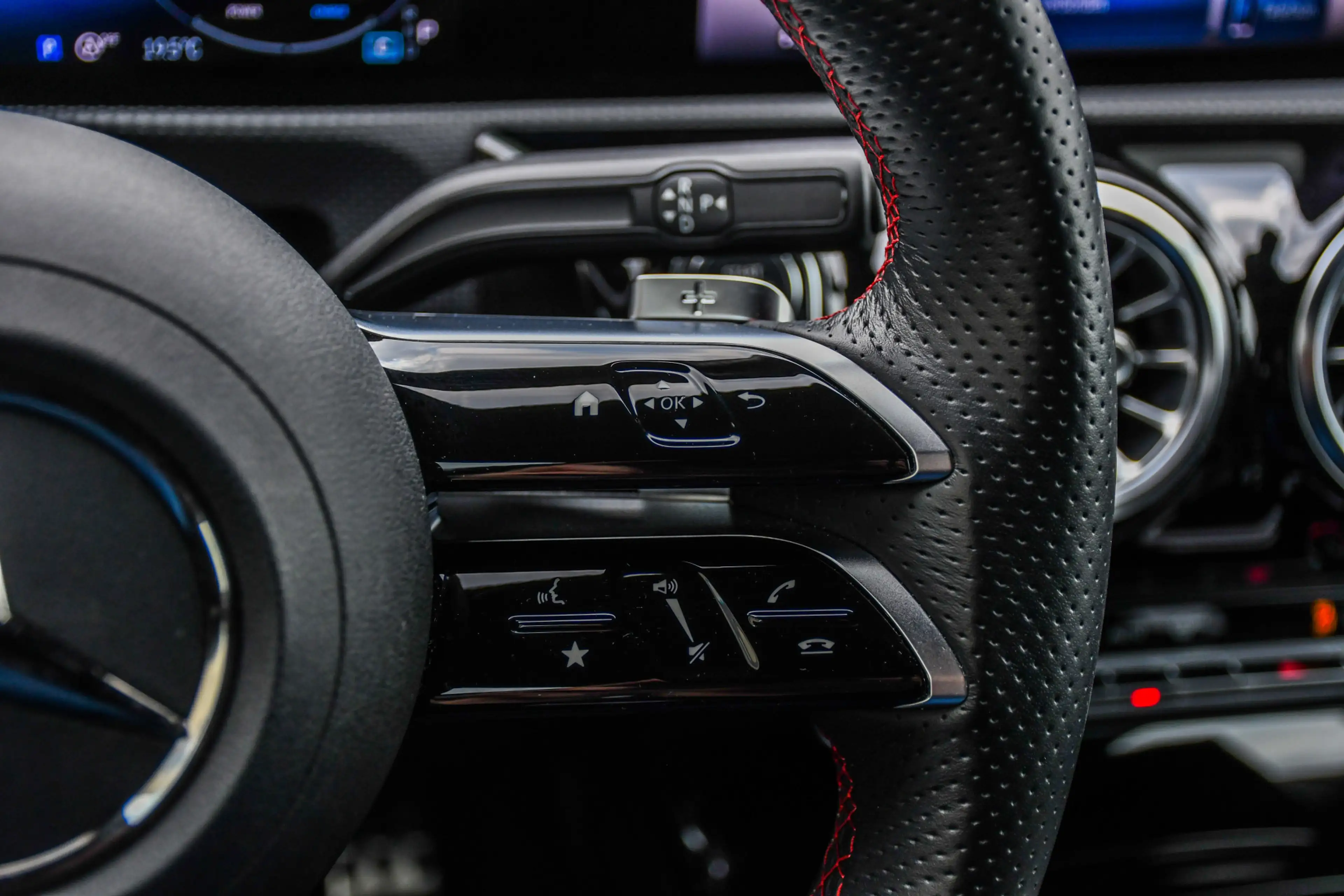 Mercedes-Benz A 200 AMG Line — photo 10
