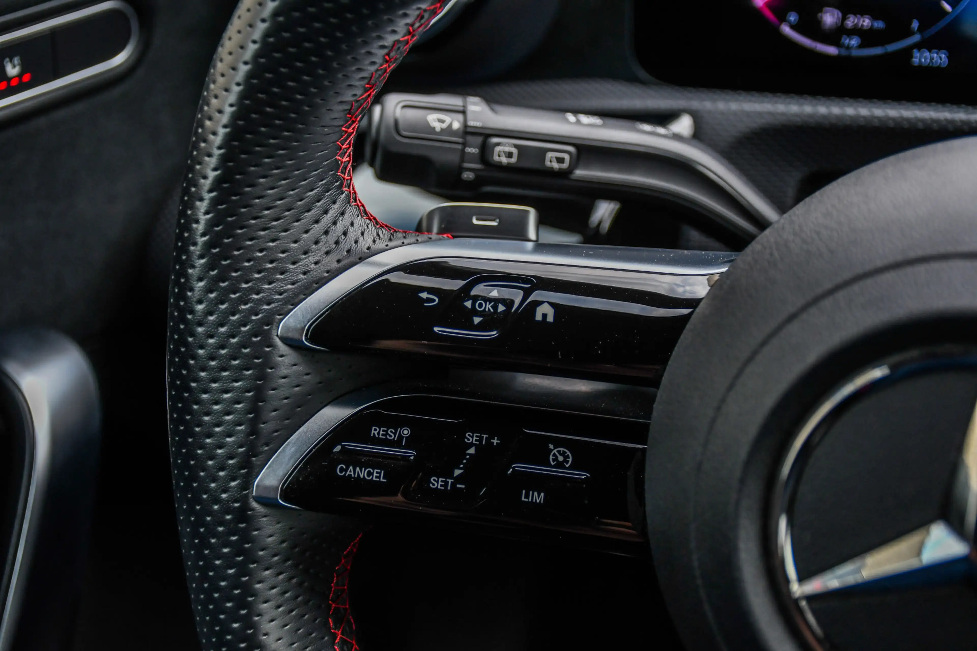 Mercedes-Benz A 200 AMG Line — photo 9