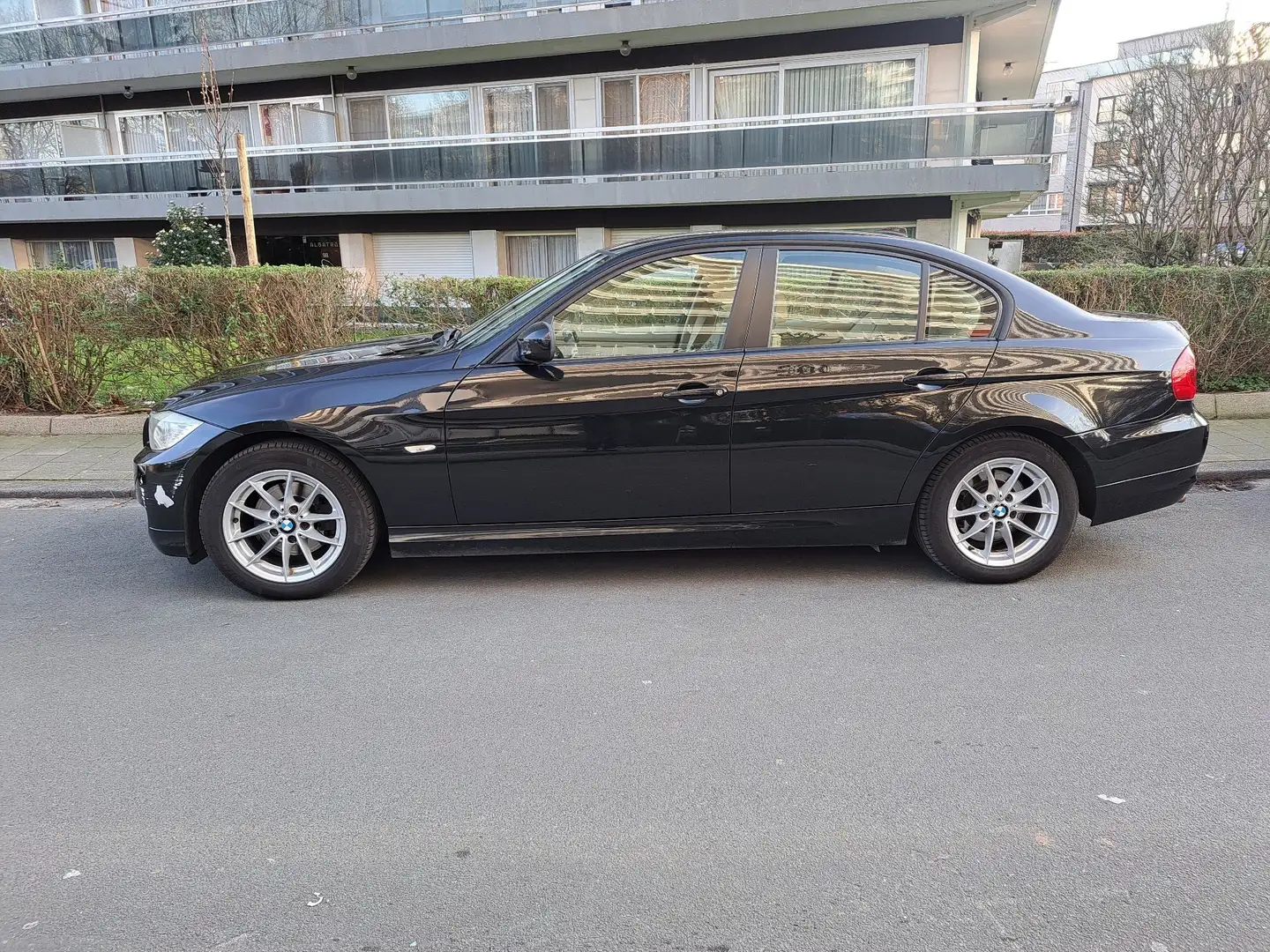 BMW 318 BMW 318d euro 5 Zwart - 1