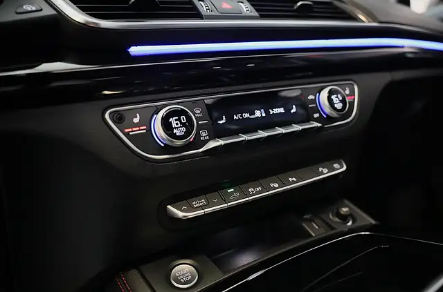 Audi Q5 view 16