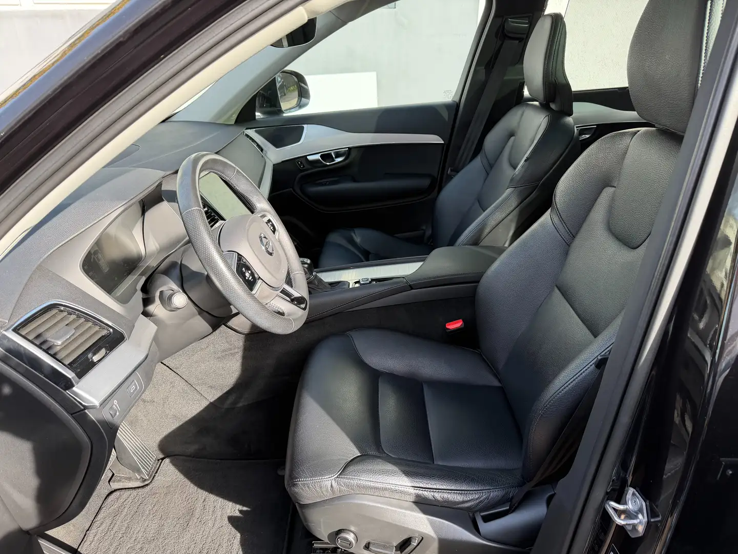 Volvo XC90 Momentum AWD Noir - 1