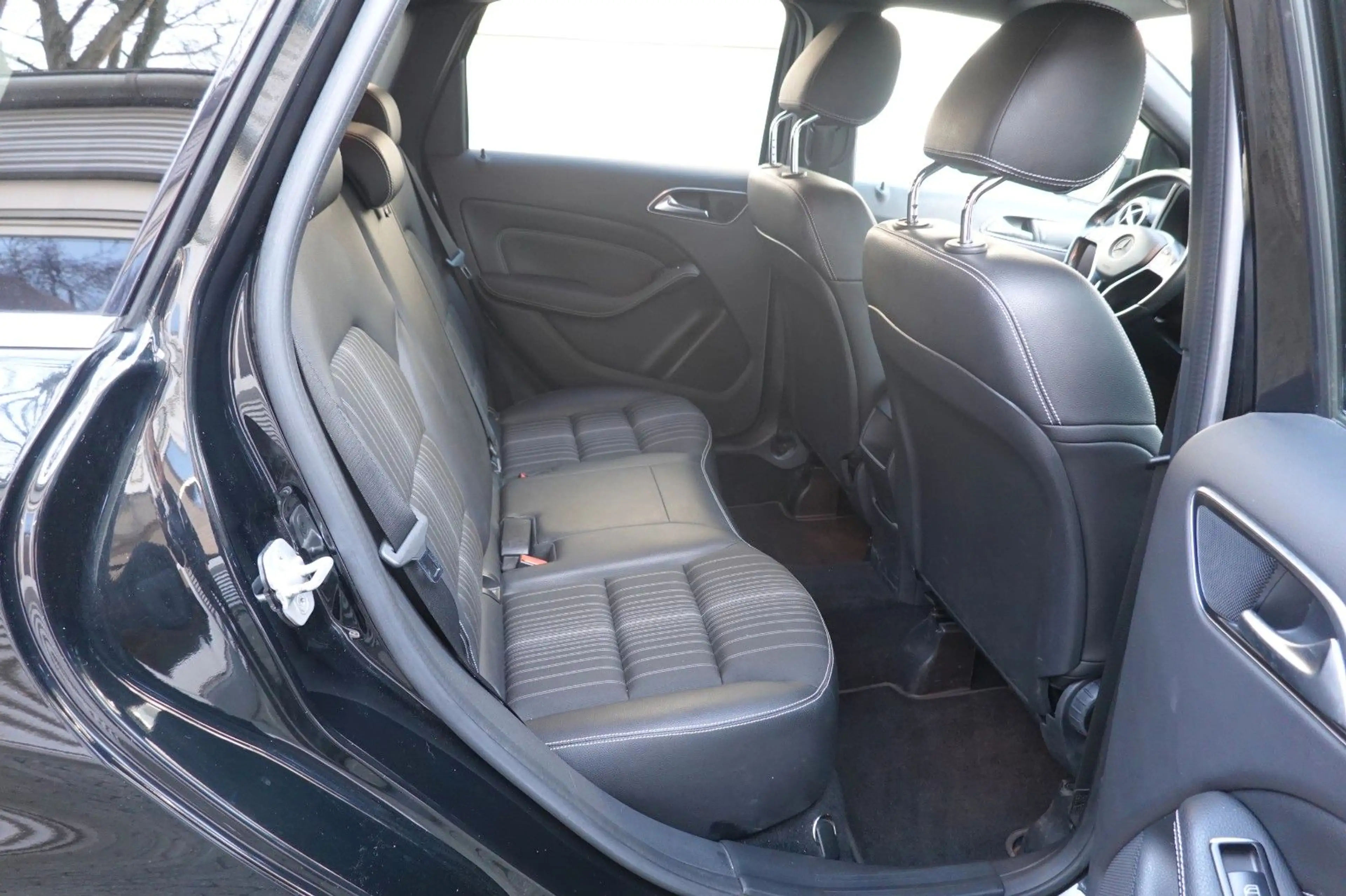 Mercedes-Benz B 220 4Matic Tempomat BiXenon NAVI StandHeizung — photo 15