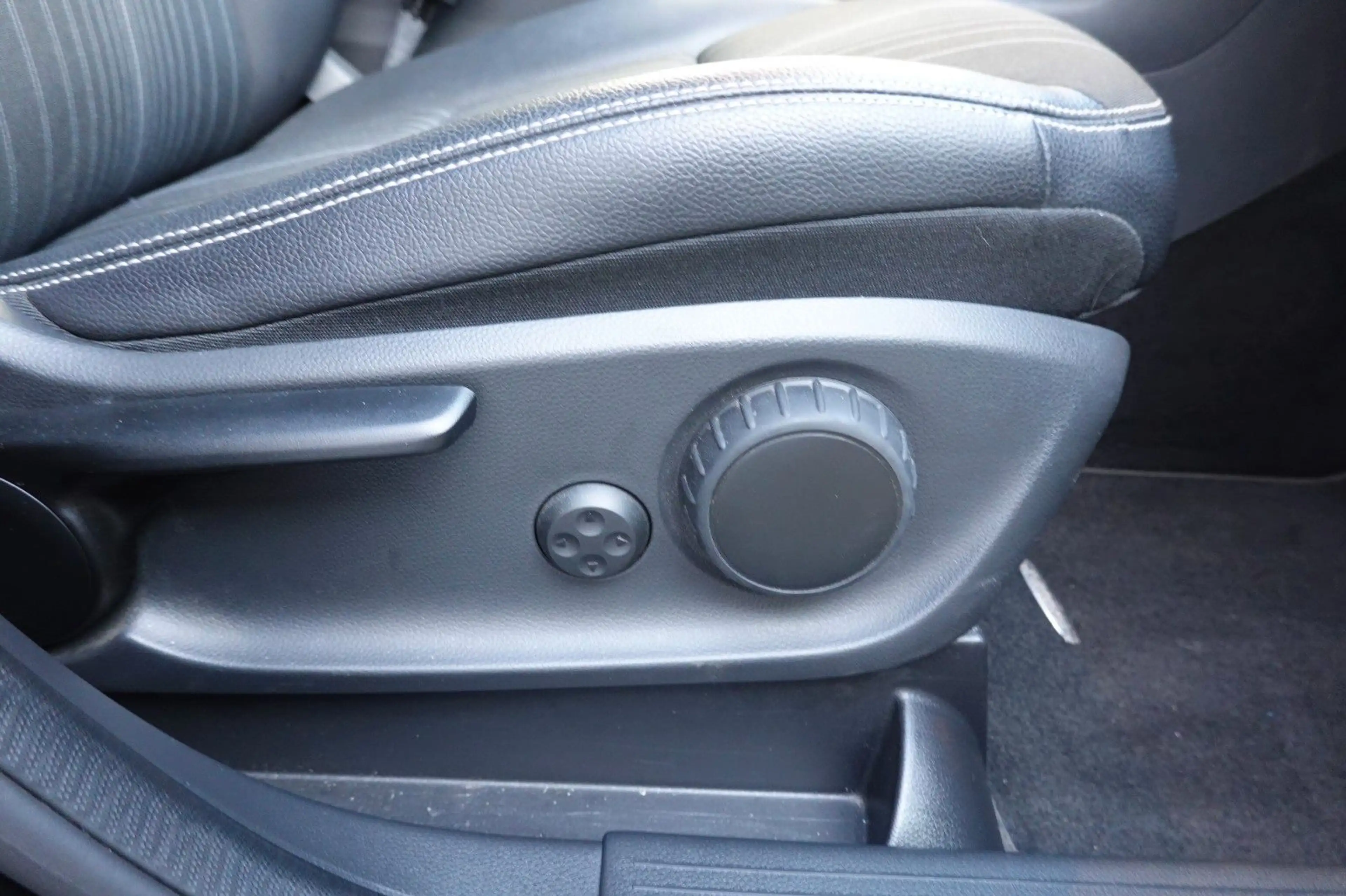 Mercedes-Benz B 220 4Matic Tempomat BiXenon NAVI StandHeizung — photo 14