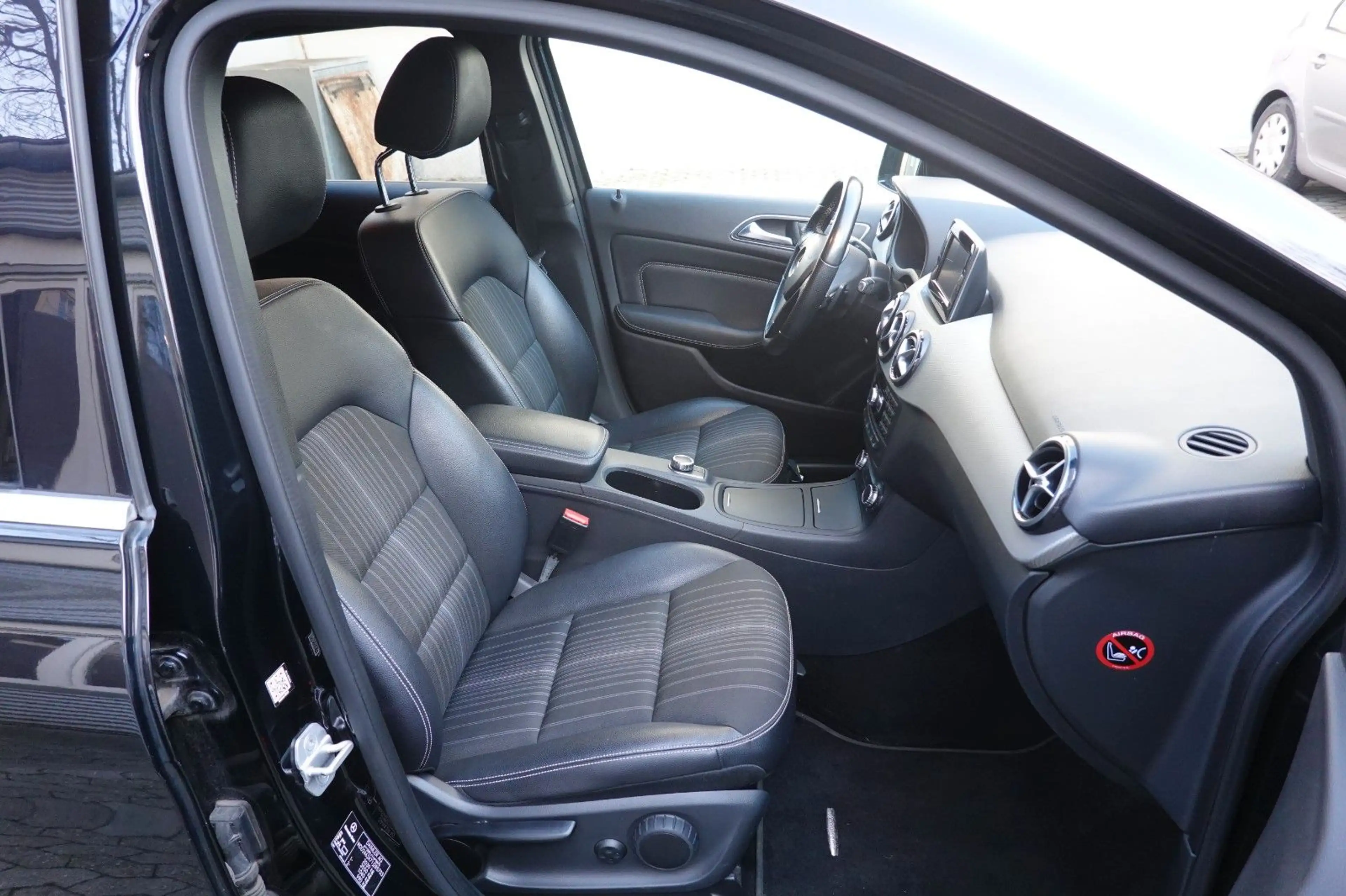 Mercedes-Benz B 220 4Matic Tempomat BiXenon NAVI StandHeizung — photo 13
