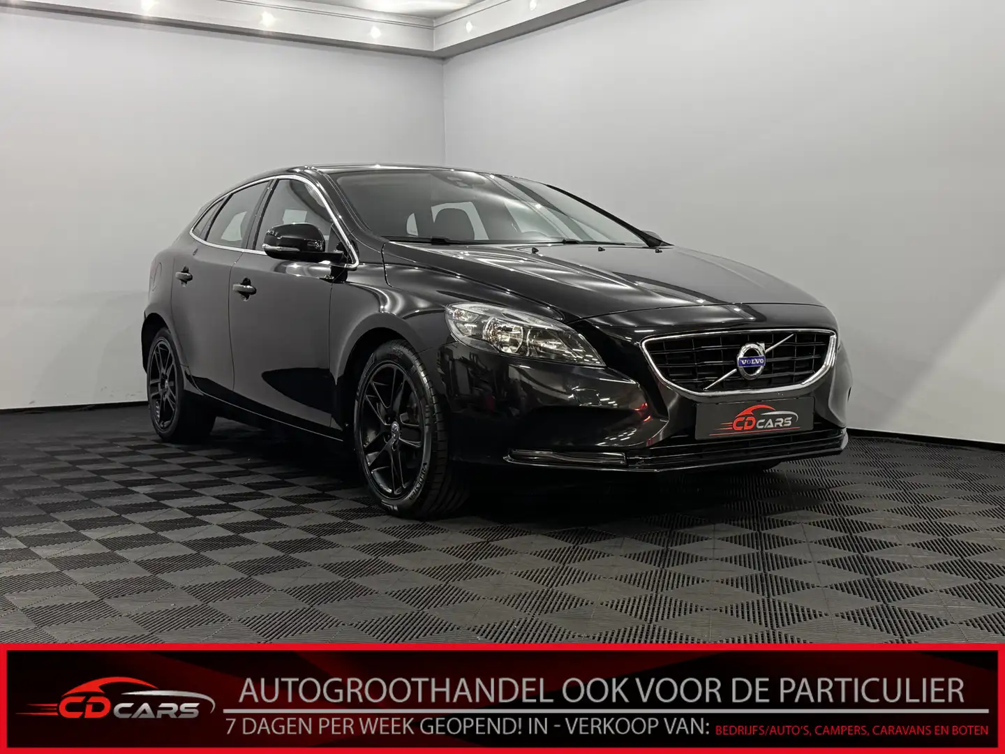 Volvo V40 1.6 D2 Momentum Half leder, Clima, Parkeersensoren Zwart - 1