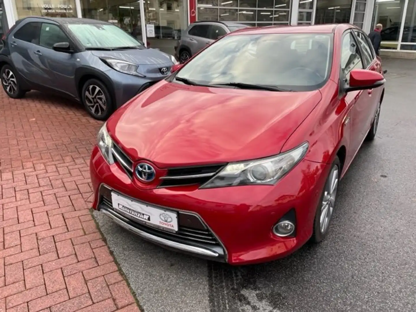 Toyota Auris Hybrid Executive Rot - 1