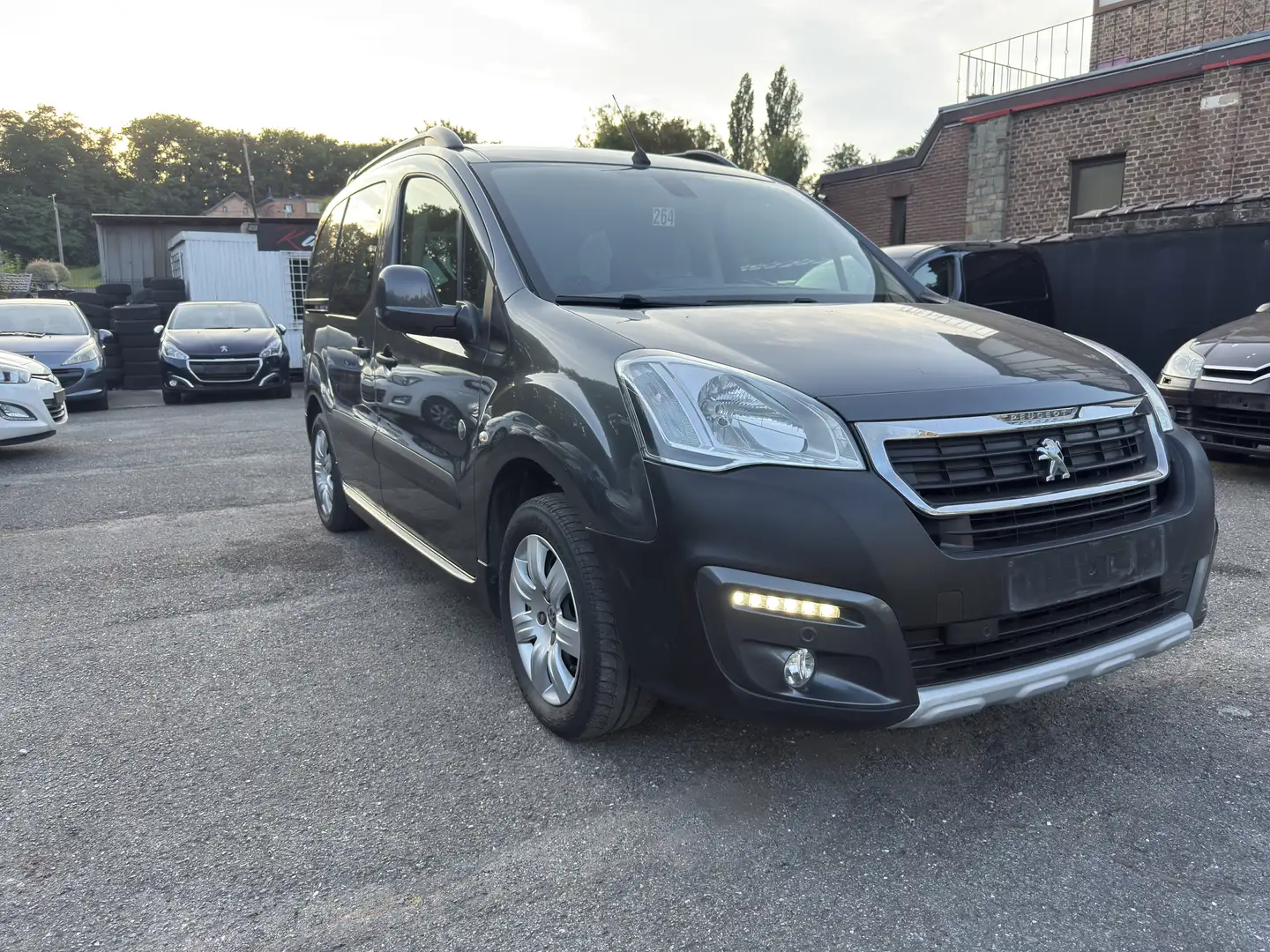 Peugeot Partner Tepee 1.6 BlueHDi 120ch  Outdoor‼️ eur 6b Šedá - 2