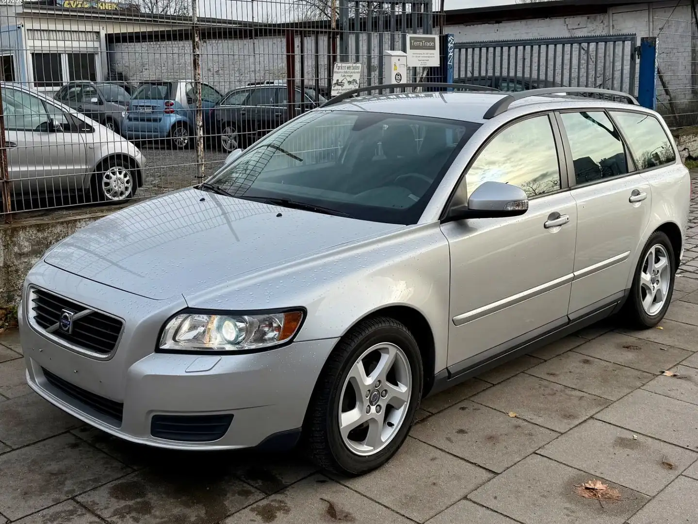 Volvo V50 Kombi 1.6 D Drive Kinetic Silber - 1