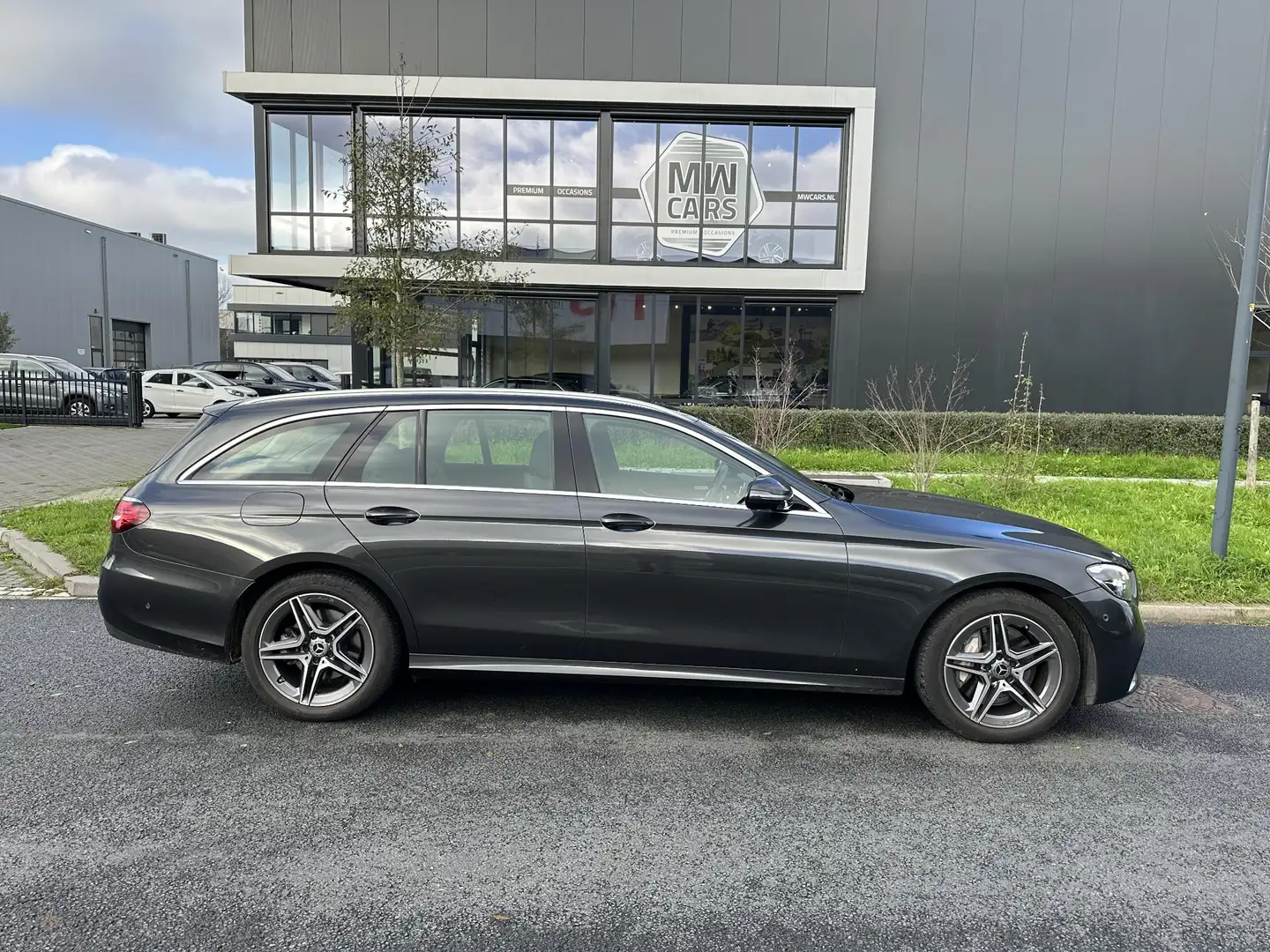 Mercedes-Benz E 300 Estate e AMG Line Leder, Schuifadkak, 360 camera, Grijs - 2