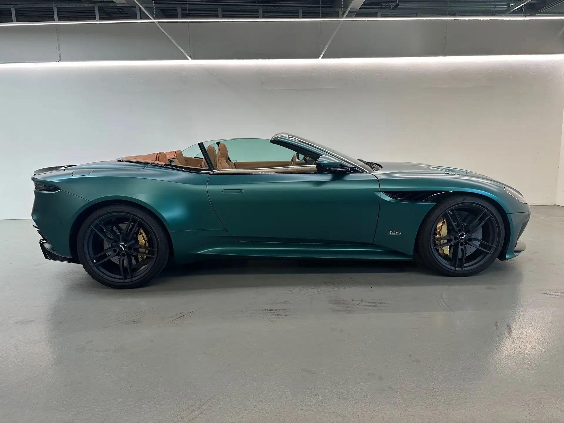 애스턴마틴 DBS Coupe 2022 청록 사진 6