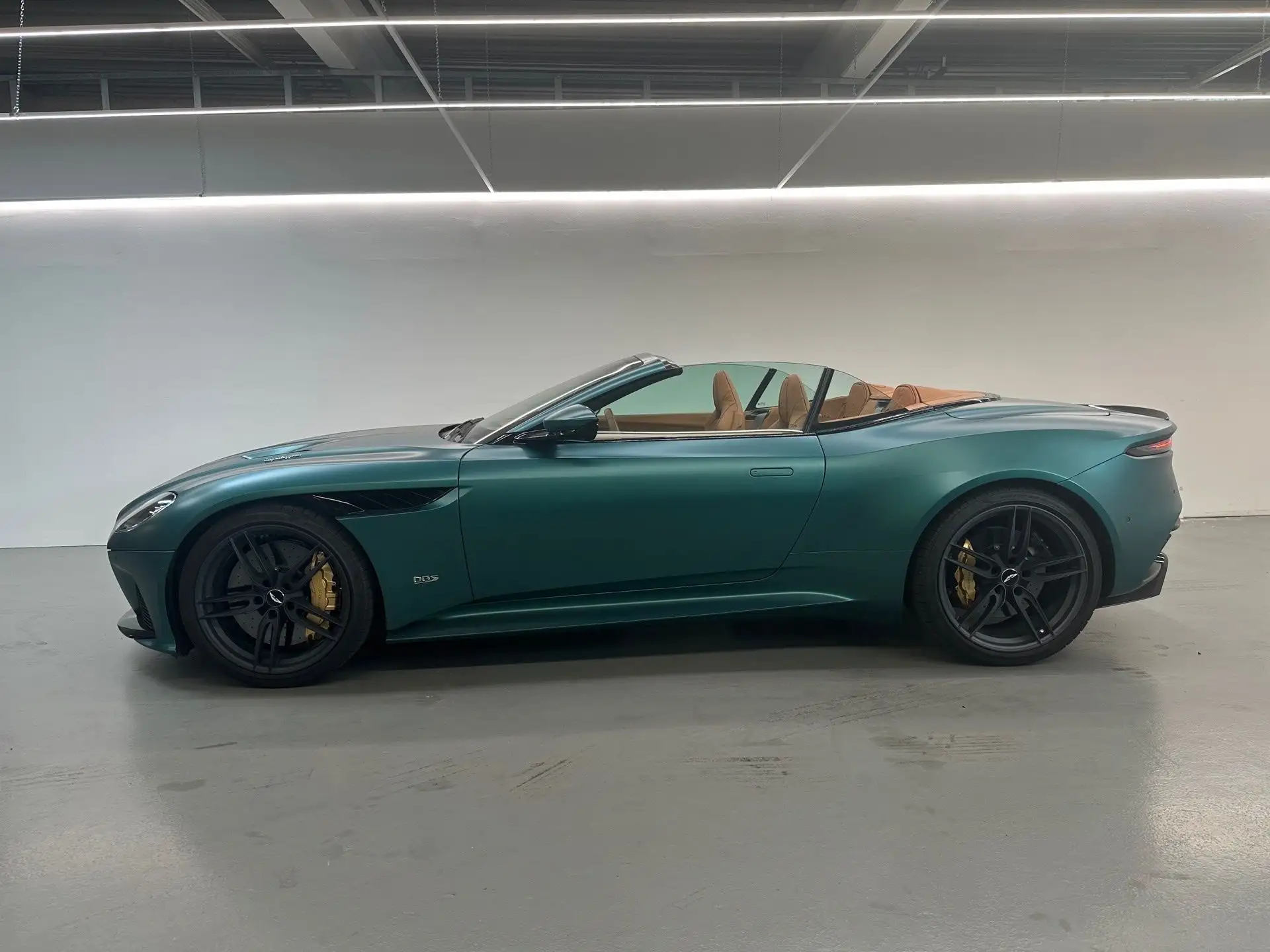 애스턴마틴 DBS Coupe 2022 청록 사진 5