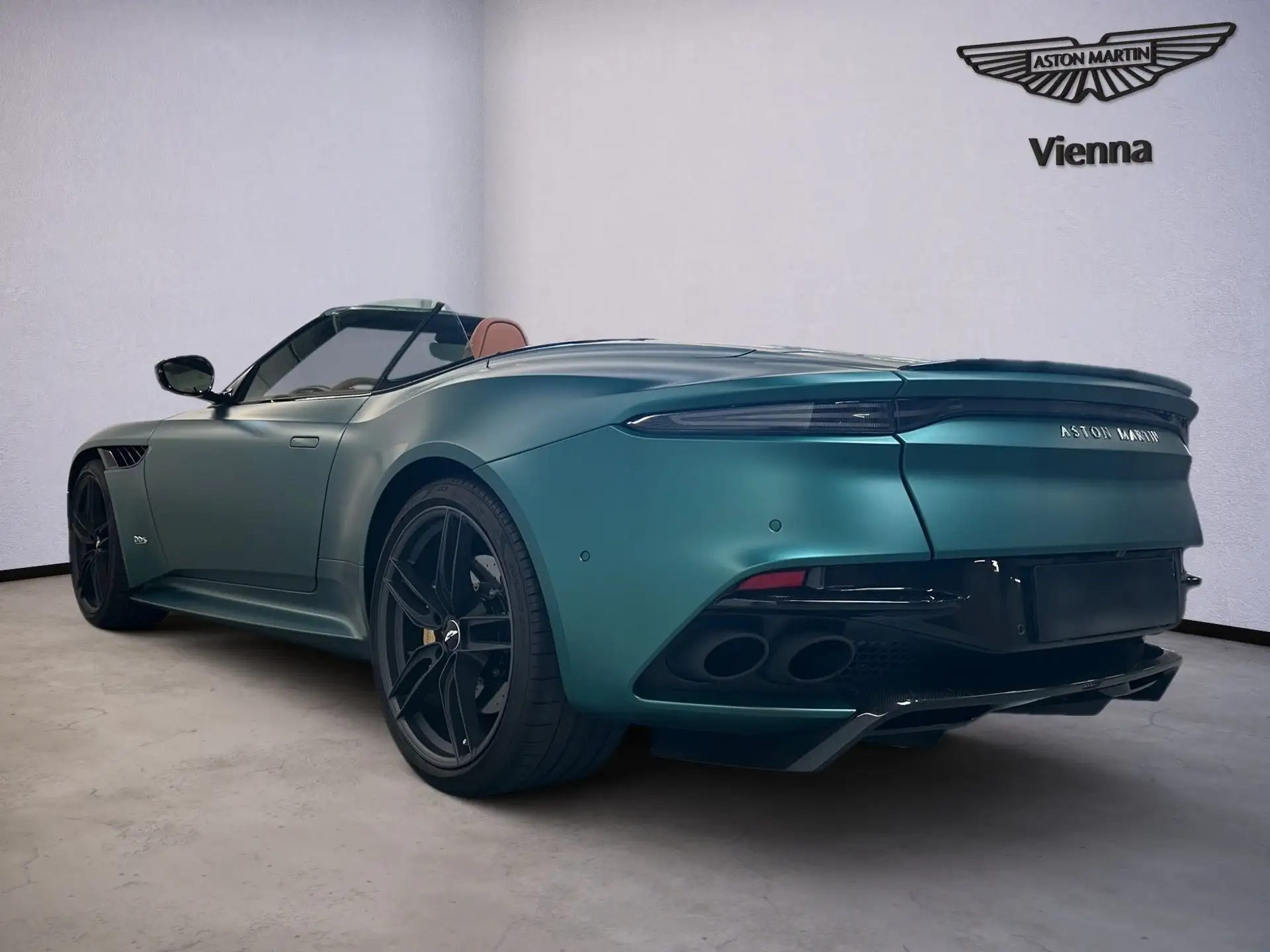 애스턴마틴 DBS Coupe 2022 청록 사진 4