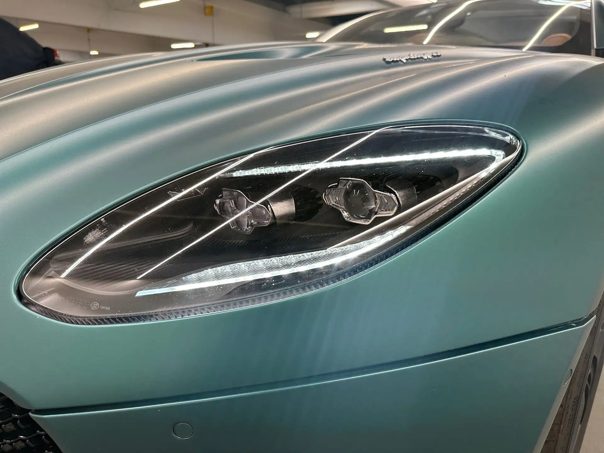 애스턴마틴 DBS Coupe 2022 청록 사진 7